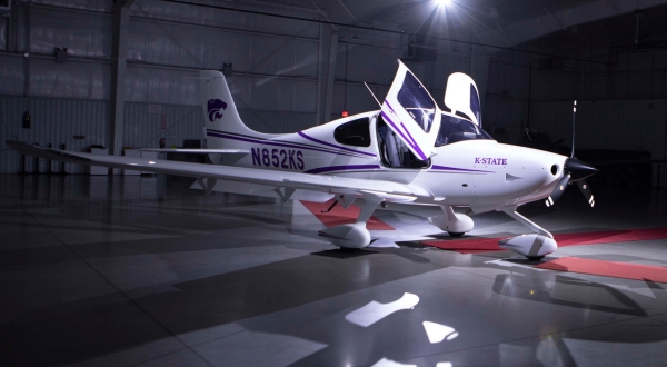 Cirrus SR20 plane image